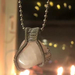 Rose quarts hänge  - Ett rosenkvarts-hänge, handgjort, [kedja: +10kr]  