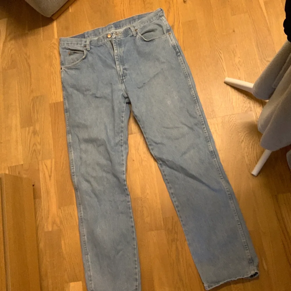 Oversized blåa jeans från Wrangler, strl 36 x 34. En minimal fläck på ena benet därav billigt pris. Jeans & Byxor.