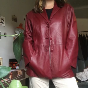 Röd skinnjacka! - Superfin röd skinnjacka i bra skick!