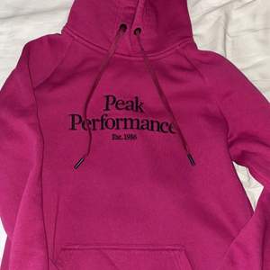 Rosa Peak Performance hoodie i storlek S, säljer den då den inte kommer till användning längre!!