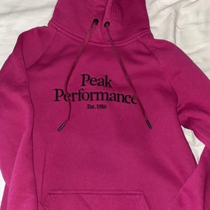 Peak Performance hoodie - Rosa Peak Performance hoodie i storlek S, säljer den då den inte kommer till användning längre!!