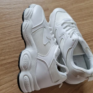 ASOS vita speakers storlek 40 - Helt ny from ASOS stl 40. 