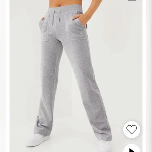 Knappt använda juicy byxor i färgen grå. - Stl M, inga fläckar och är som nya. 