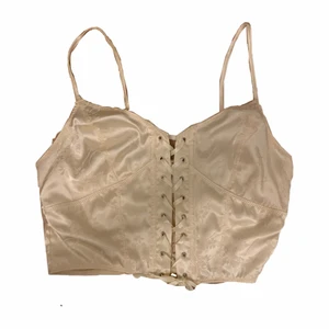 VIT KORSETT  - helt ny!! vit korsett från Urban Outfitters, så vacker med boning och långa snören ❤️ köpt för ca 500kr, men är inte riktigt min stil. Kan mötas upp i Uppsala och Stockholm, annars står köparen för frakten 🥰