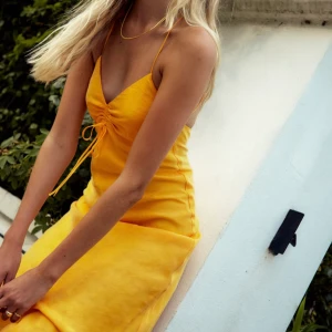 Sommarklänning  - Jättefin klänning ifrån zara som är helt slutsåld. Har tyvärr inga egna bilder då den var för liten för mig. Helt oanvänd med alla lappar kvar. Nypris 399kr. Eventuell frakt står köpare för💛💛