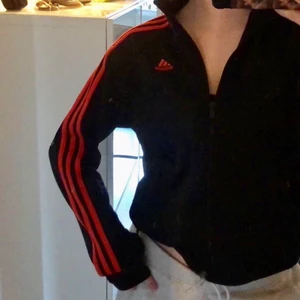 Adidas - Säljer denna snygga retro vintage Adidas koft/jackan, modellen säljs inte längre. Super skönt och sitter snyggt. Skulle säga att den passar en xxs-m beroende på hur man vill att den ska sitta. Super fint skick, passar super bra till ett par blåa lågmidjade jeans tex. Säljer för 200+ frakt eller högsta bud. Skriv vid frågor🧚‍♀️⚡️💕