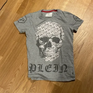 Philipp plein - Jag har anvönt plagget ungefär 10 gånger. Det är väldigt skönt att sätta på sig plagget på morgonen när man vill få på sig något snabbt. Det funkar till mycket.