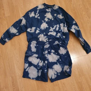 Asos mjukisset - Mjukisset ifrån asos, aldrig använd. Mjukisshorts och sweatshirt ingår. Har man några frågor eller vill ha fler bilder är det bara till att skriva. Betalning via swish.