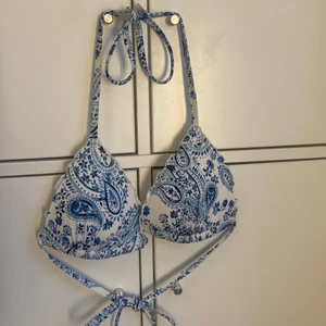 Blå bikini - Superfin bikini med knytbara band runt nacke och ryggen. Endast använd någon gång så den är i väldigt bra skick.