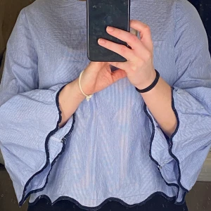 Blus - Säljer denna fina blus från Zara då den inte kommer till användning. Använd ett fåtal gånger men är i väldigt gott skick! 💜