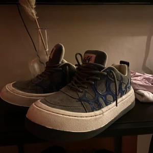 Eytys  - Säljer dessa as balla skor från eytys!! Sluta använda dom för bytte lite stil och har inte lyckas matcha dom så bra till de kläder jag har på mig!! Använda en hel del men absolut inte slitna❣️❣️❣️ eytys sonic NYPRIS: 2100, lite osäker eftersom de inte går att köpa längre. Pris kan diskuteras😚❣️