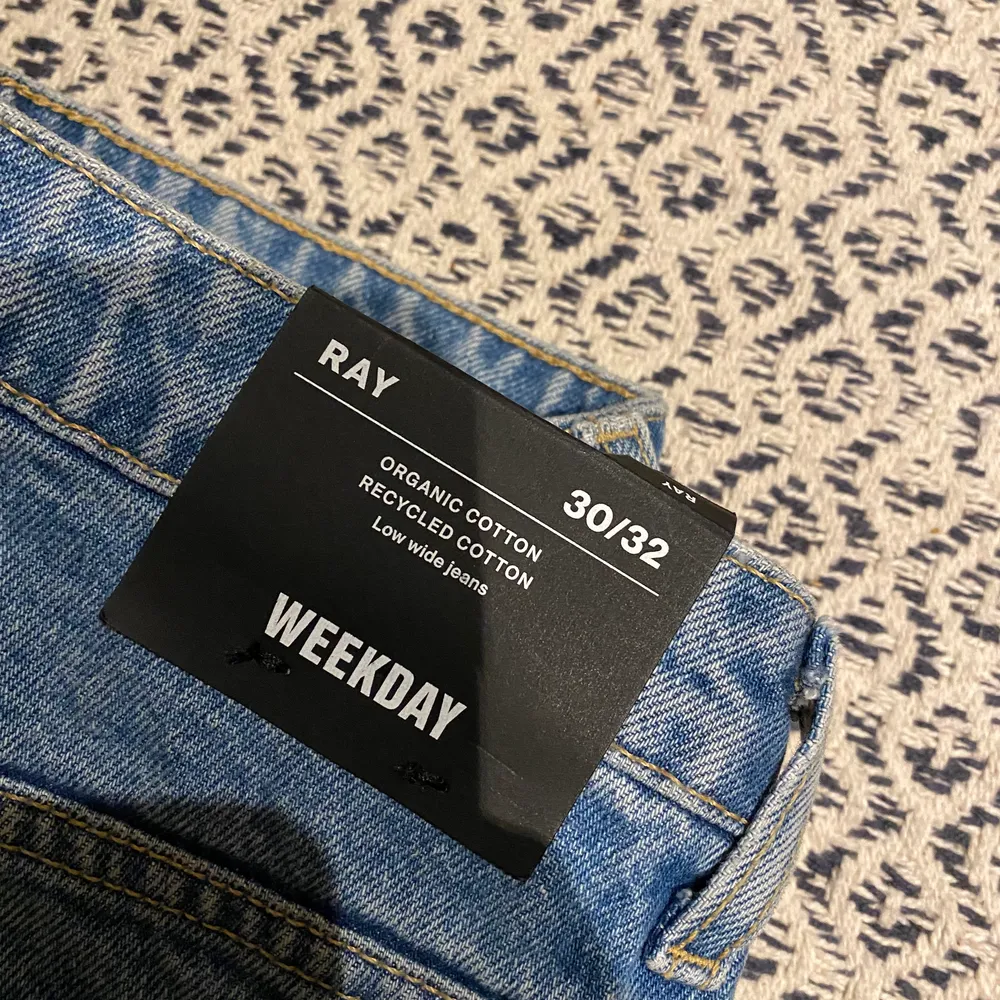 Säljer mina oanvända ray low waist jeans ifrån weekday, prislappen sitter kvar! Säljer pga att de är för små för mig. Finns nästa inga storlekar kvar på nätet. Köpa för 600 säljer för 450kr:)  storlek 30/32. Jeans & Byxor.