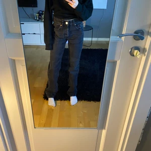 Jeans  - INTRESSEKOLL på mina Super snygga zara jeans som är helt slusålda, säljer då deär lite förstora för mig i midjan. Jeansen är helt oanvända och lappen sitter kvar. Lägger upp annonsen igen då den försvann. Frakt ingår inte i priset😊 Blir budgivning i kommentarerna om det är många som är intresserade💕✨ Högsta bud 359 kr