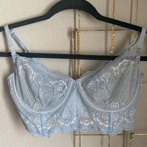 Bh från ginatricot - Säljer denna superfina bh från ginatricot som jag köpte i somras, hittar den inte på hemsidan så den säljs nog inte längre. Den är endast testad men inte använd. Köparen står för frakten och betalning sker via swish, skriv privat för fler bilder eller frågor 💙 Har även en likadan fast i svart om någon skulle vara intresserad av det