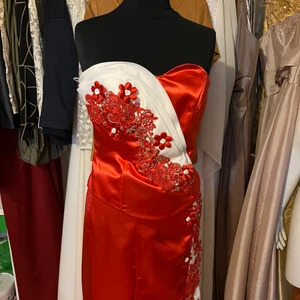 Klänning i sjöljungsfru modell - Klänning i sjöljungsfru modell med korsett överdel.  Justerbar överdel. Strl 38 