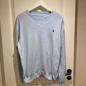 Ralph Lauren tröja - Fin blå polo Ralph Lauren tröja! Strl saknas men uppskattas t L! Jätteskön o fin färg💙