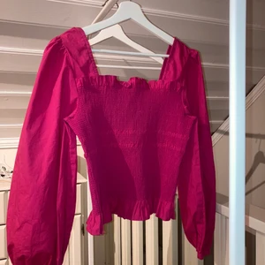 Top - Jättehärlig top i färgen cerise rosa 😍 köpt på second hand så märke är oklart men jag uppskattar storleken som en S/M. Skickas spårbart 