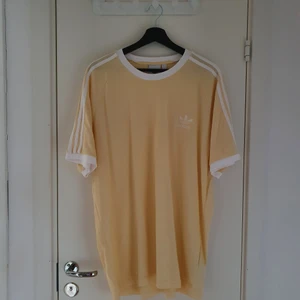 Adidas t-shirt  - Adidas t-shirt, aldrig använd. Har man några frågor eller vill ha fler bilder är det bara till att skriva. Betalning via swish.
