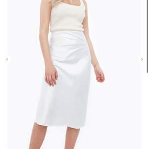 Jättefin vit satin kjol som inte längre kommer till användning🥰skriv för fler bilder