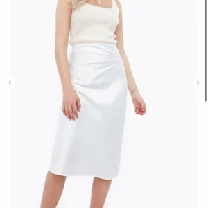 Kjol - Jättefin vit satin kjol som inte längre kommer till användning🥰skriv för fler bilder