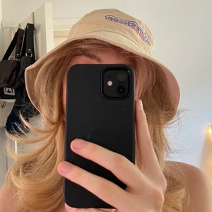 Bucket Hat - Väldigt cool bucket hat från White Sheep, köpt i USA och endast provad. Sitter väldigt bekvämt och har en fin beige färg! 🎨🥂