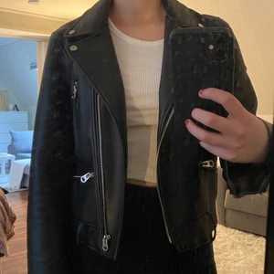 Skinnjacka - Svart skinnjacka från Zara som aldrig använts!! Köptes här på Plick men blev inte helt nöjd..🖤jättefint skick och bekväm!!! 