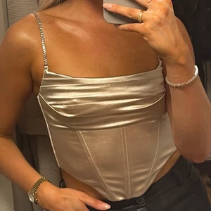 Pretty little thing topp - ”Korsett”topp i satin, storlek 36. Använd 1 gång på nyår 