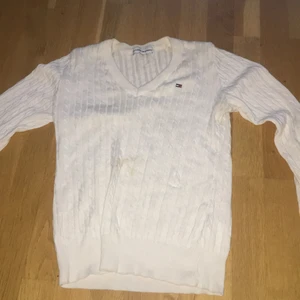 Vit Tommy Hilfiger tröja! - En jätte fin Tommy Hilfiger tröja, använd 2-3 gånger