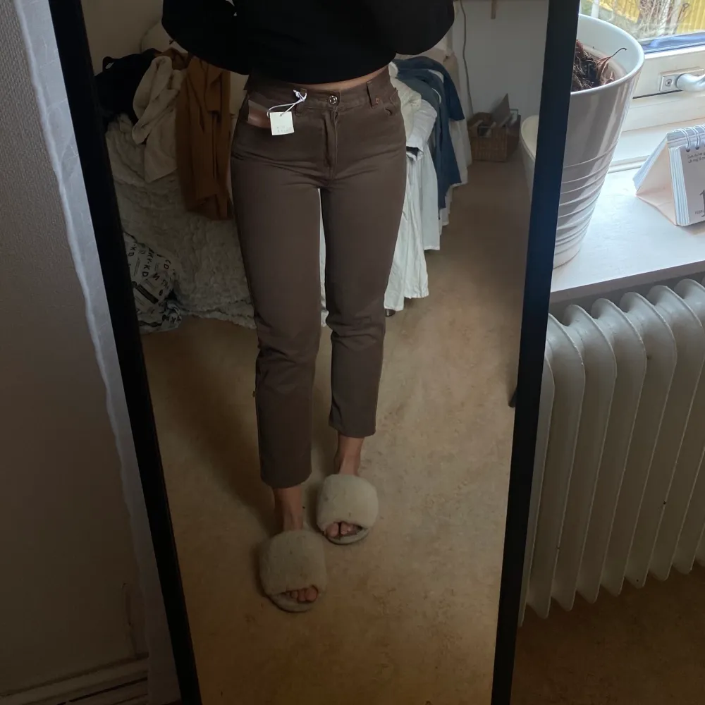 Oanvända mom-jeans. Storlek 36. Lappar sitter kvar. Märke: pull&bear. Brun färg. . Jeans & Byxor.