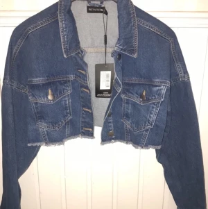 Ny cropad jeansjacka - Oanvänd jeansjacka från Prettylittlething. Storlek 10/ 38