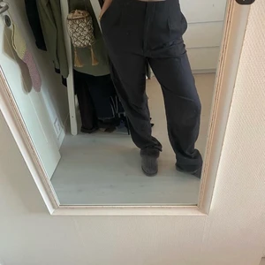 Kostymbyxa  - Säljer ett par superfina kostymbyxor från Massimodutti. I ullmaterial, använda ett fåtal gånger. Storlek 38. 130 kr 