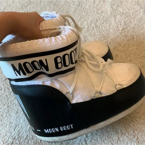 Moonboots - Lägger ut mina moonboots som är i helt nyskick! Säljer vid bra bud eller betala på en gång för 900!❤️‍🔥 Storlek 39,40,41, assköna skor som är använda ett fåtal gånger! Nypris 1300!