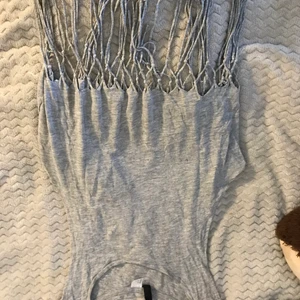 Grått linne  - Lätt grått linne med fransar på botten! Super skönt och luftig! Perfekt inför sommaren! Den har ett litet hål i sig, se bild 2! Det syns inte så mycket när man har på sig det! För fler bilder eller frågor är det bara att kontakta mig!😇