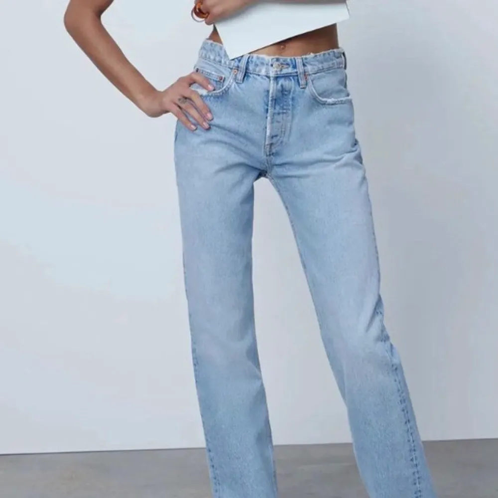 Jättefina midrise jeans från zara, knappt använda. Storlek 36 💘💘 200kr + frakt 📦 . Jeans & Byxor.