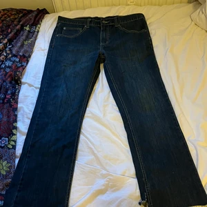 Cheap monday  - Mörka jeans, avklippta längst ner. Straight fit.