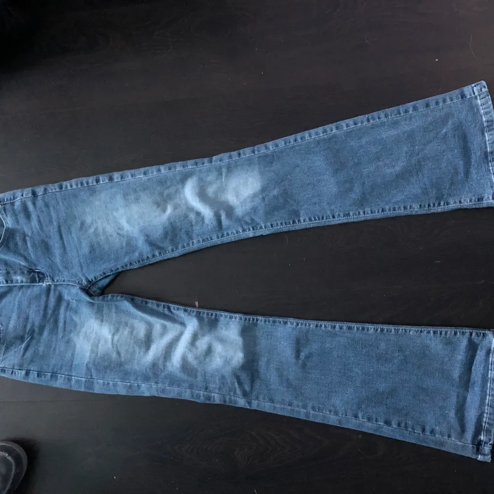 Urläckra jeans med mönster och glitter på bakfickorna. Hur snygga som helst. Nyskick. Mid Rise. . Jeans & Byxor.