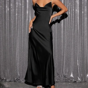 Balklänning  - Jätte fin svart klänning perfekt till balen eller finare fester. Har inte använt den eftersom att jag köpte in den i fel storlek 😩. Jätte fin kvalite och man får reserv knappar. Om du är intresserad så kan jag be min syster prova den eftersom den är rätt i storlek till en XS/S så visar jag hur den sitter på 😊