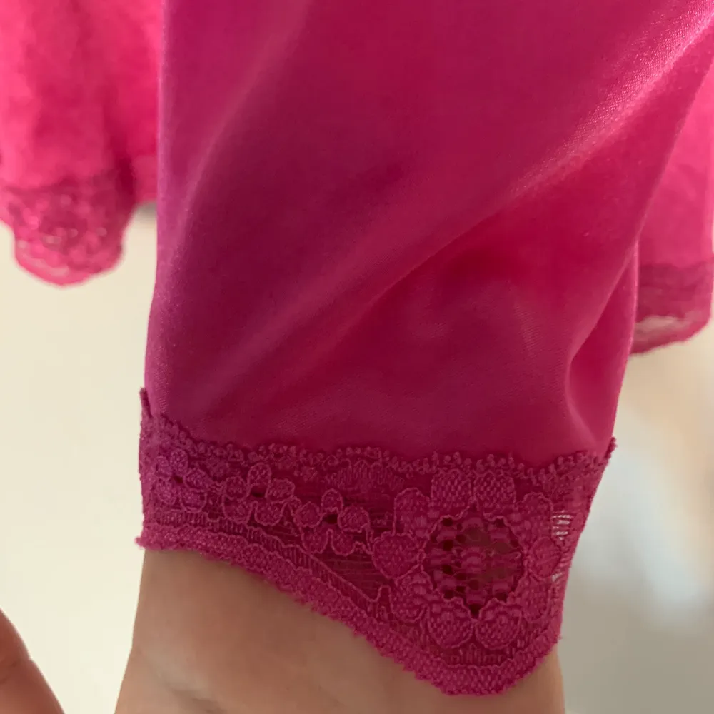 Så fin rosa-lila strap klänning, underbar på sommaren. Den är oanvänd och är i storlek s-m. Väldigt fin färg och har bilder på den på som du kan få privat.☠️✨❤️‍🩹. Klänningar.
