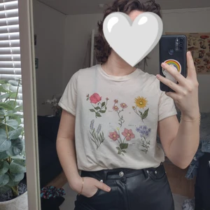 T-shirt - Fin tröja med blommor på, använd mycket men i väldigt bra skick🥰 kan mötas i Lund och Staffanstorp eller frakta för en slant :) 
