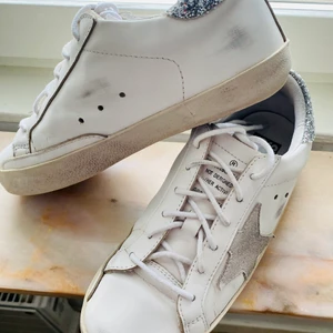 Golden Goose sneakers strl.37 - Säljer fina Golden Goose sneakers som är för små i storleken. 