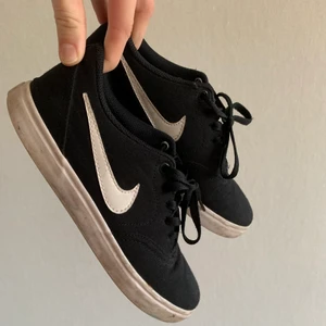 Nike skor - Säljer mina fina Nike sneakers då dom inte kommer till användning! Köpte oanvända på plick💙går säkert tvätta av men kan inte garantera nått! Lite slitna i sulan längst bak