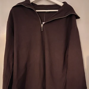 Brun tröja - Brun stickad tröja med krage. Aldrig använd då jag redan har en liknande. Färgen stämmer in på den första bilden. Prislappen kvar