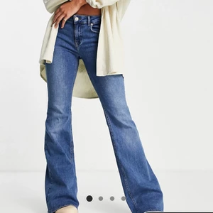 Lågmidjade bootcut jeans - Säljer dessa slutsålda lågmidjade bootcut jeansen som är köpta på ASOS, de är i storlek 38 skriv för egna bilder❤️❤️