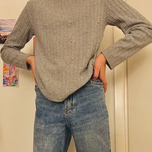 Tröja - Detta är en tröja som är rätt så tunn och luftig!😁 och den har pärlor på framsidan av tröjan💗👍🏼