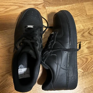 Nike air force 1 black - Säljer mina knappt använda Nike air force svarta storlek 45,5 pris 400