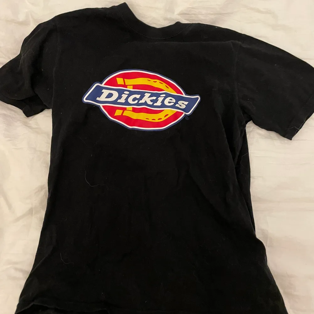 Dickies t shirt som är i väldigt bra skick. Säljer pga inte min stil. Stl S men är stor i storleken eftersom den är unisex. Skriv för fler bilder 💓💓💓💘💘💘💘💓. T-shirts.