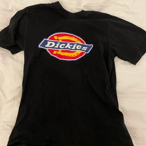 Dickies t shirt - Dickies t shirt som är i väldigt bra skick. Säljer pga inte min stil. Stl S men är stor i storleken eftersom den är unisex. Skriv för fler bilder 💓💓💓💘💘💘💘💓