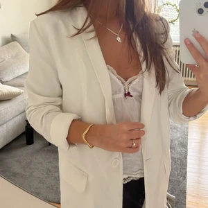 Vit blazer kavaj  - Väldigt orättvisa bilder då den varit en riktig favorit, kan skicka fler bilder om du vill de sen på 💘SISTA KÖPDAGEN ÄR FREDAG FÖRMIDDAG ❌
