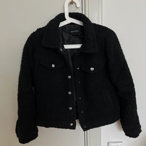 Teddy jacka - Svart teddyjacka🖤 förstår mig inte på vilken storlek det är men skulle säga xs/xxs SISTA KÖPDAGEN ÄR FREDAG FÖRMIDDAG ❌