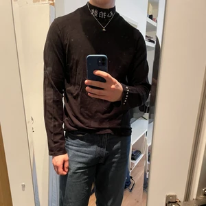 Axel Arigato Mockneck Longsleeve - Säljer denna svarta Axel Arigato longsleeven då den inte används tillräckligt! Mycket bra kvalitet och sparsamt använd. Storleken är Medium och jag är 186cm. Hör av dig om eventuella frågor så ska du få svar!🤝